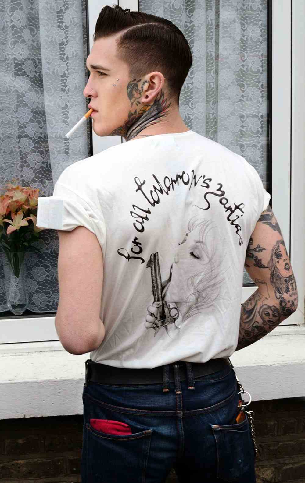 rebellisk rockabilly frisyr man med vit t-shirt och cigarett samt hals tatuering