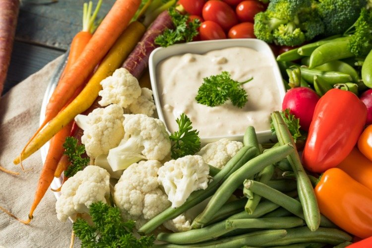 råa grönsaker som morötter blomkål och gröna bönor vegansk kost