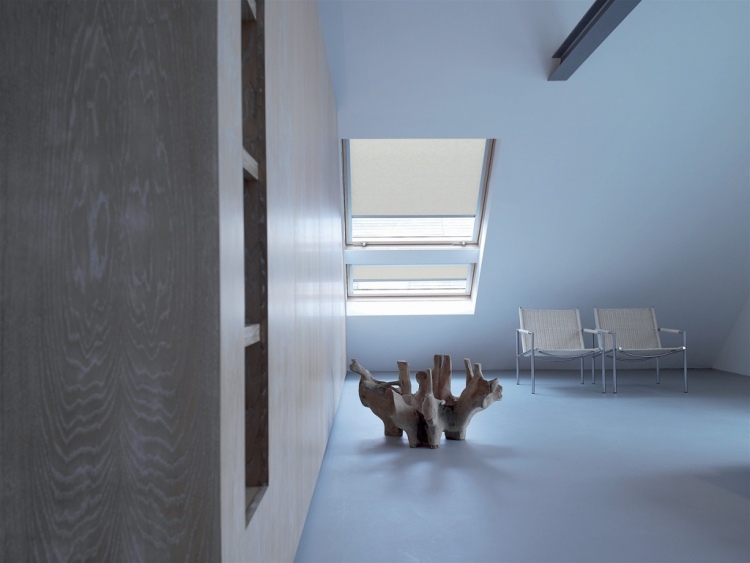 Rullgardiner för takfönster -vit-modern-deco-trä-stolar-väggbeklädnad
