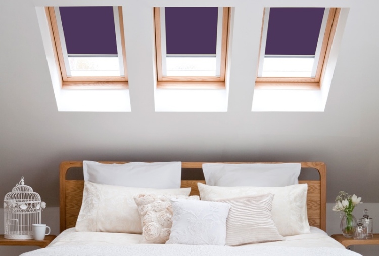 rullgardiner-takfönster-sovrum-färgade-lila-trä säng-sänglinne-vit