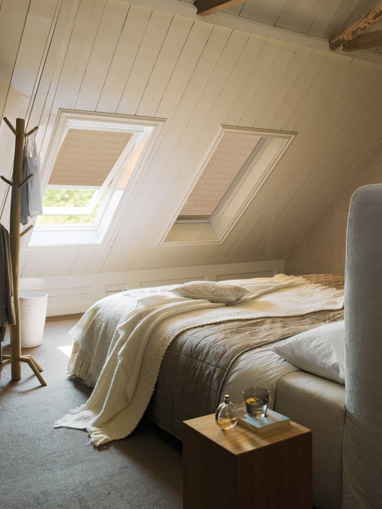 rullgardiner-takfönster-sovrum-säng-täcke-heltäckningsmatta-väggbeklädnad