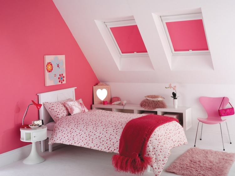 rullgardiner-takfönster-rosa-maedchenzimmer-pälsmatta-vit-rullgardin-tygfärgad