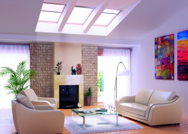 Rullgardiner-takfönster-vardagsrum-bilder-konstverk-öppen spis-läder soffa-fåtölj-trägolv