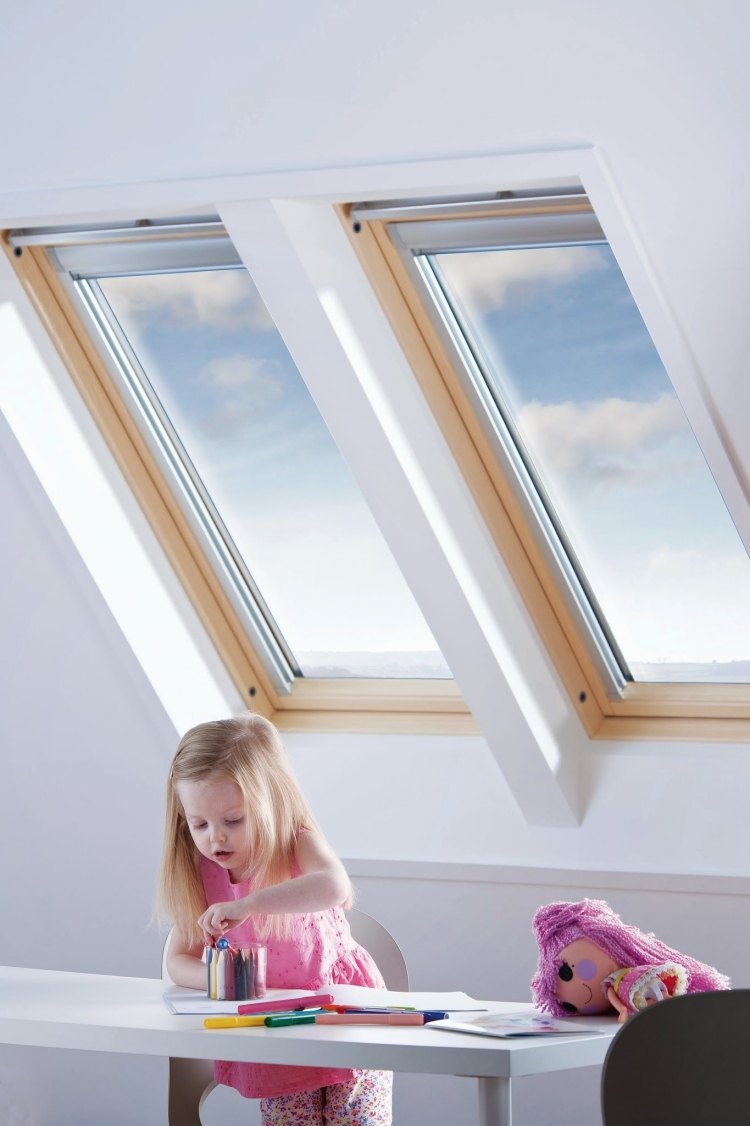 rullgardiner-takfönster-barnrum-liten-flicka-lek-docka