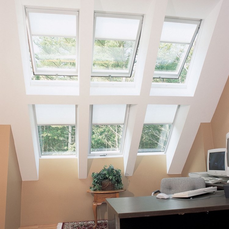 rullgardiner-takfönster-studie-vägg-färg-orange-pastell-färg-skrivbord-räknare