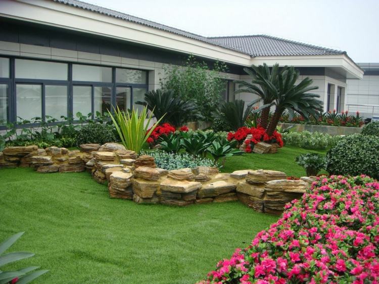 gräs-trädgård-upphöjda säng-sten plattor-palm-trädgård design