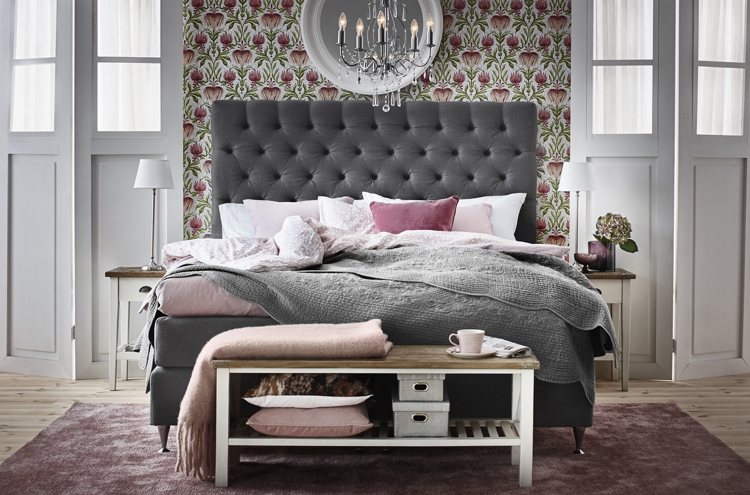 romantisk stil-sovrum-box-vår-säng-grå-rosa-accenter-nostalgi-sängbord.jpg