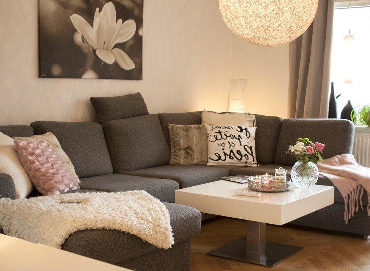 vardagsrummet i romantisk stil-modern-grå-soffa-vit-rosa