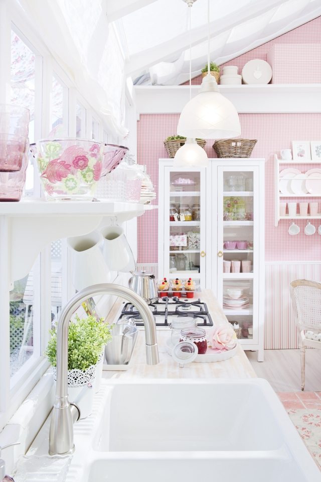 romantiskt vardagsrum kök-vitt-rosa-skandinavisk stil