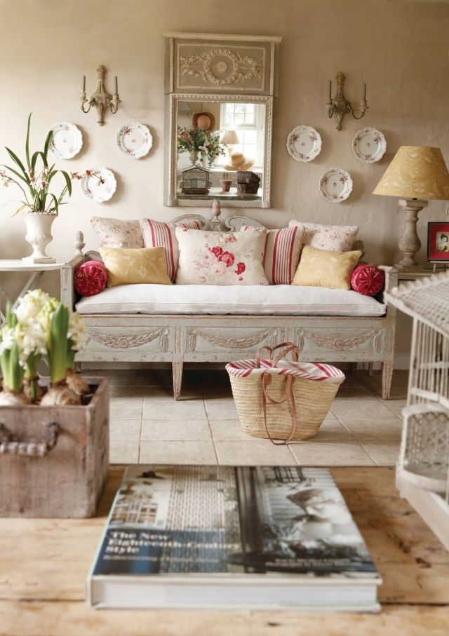 romantiskt-levande-shabby-chic-vardagsrum-soffa-kuddar-vägg-dekoration-tallrikar