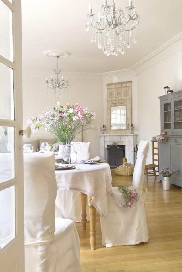 shabby-chic-living-area-flowers-white-steel-covers-ljuskronor