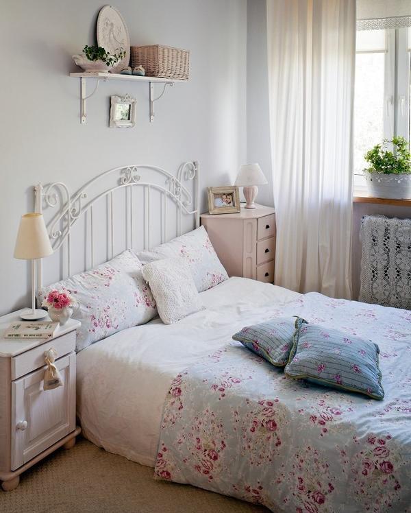romantiskt-levande-shabby-chic-sovrum-sängkläder-ros-mönster