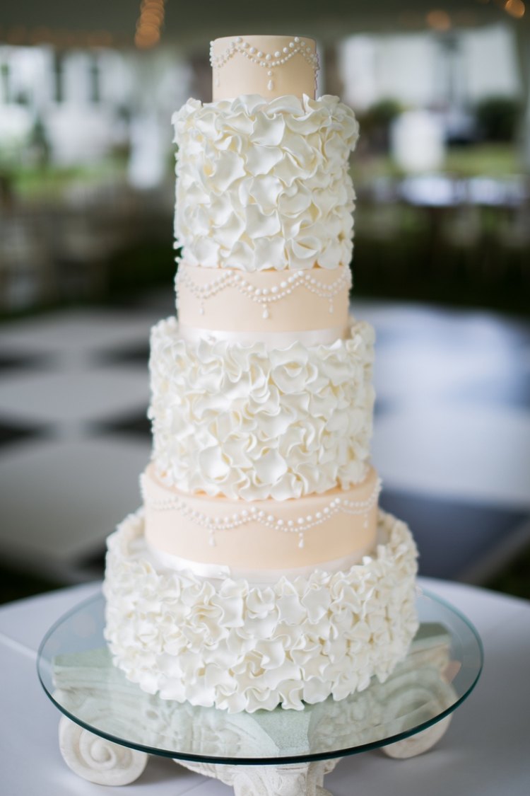 deco-bröllop-tårta-hortensia-vita-blommor-aprikosfärgade-fondant