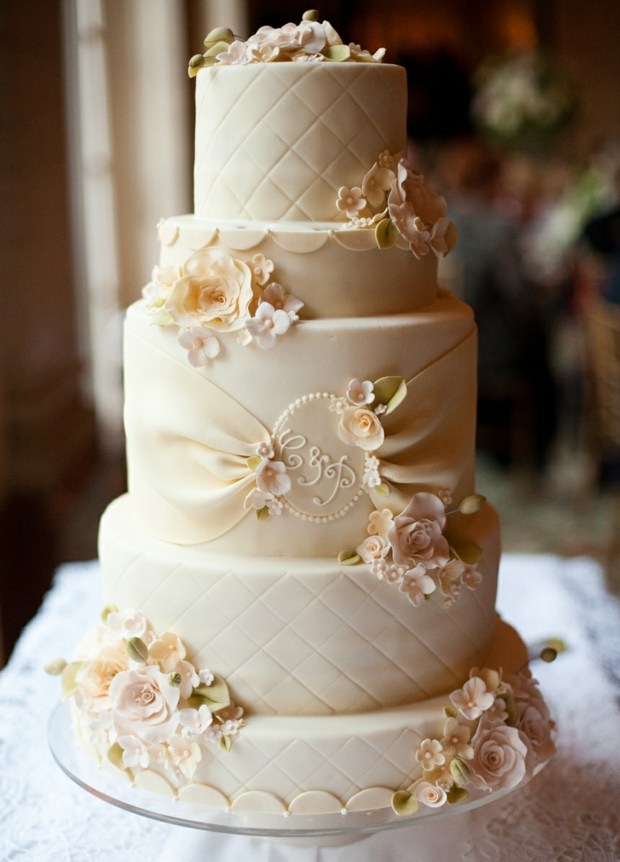Vackert dekorerade bröllopstårta socker trailer blommor