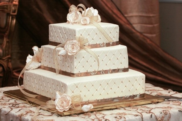 Bröllopsfest tårta dekoration idéer satin band rosor ätbara socker pärlor