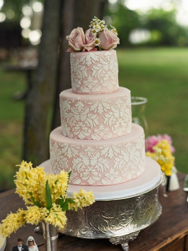 Bröllopstårta dekoration vita detaljer rosor