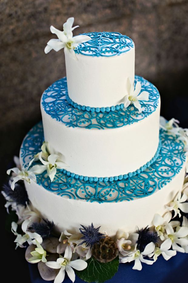 Bröllopstårta blå socker dekoration färska blommor