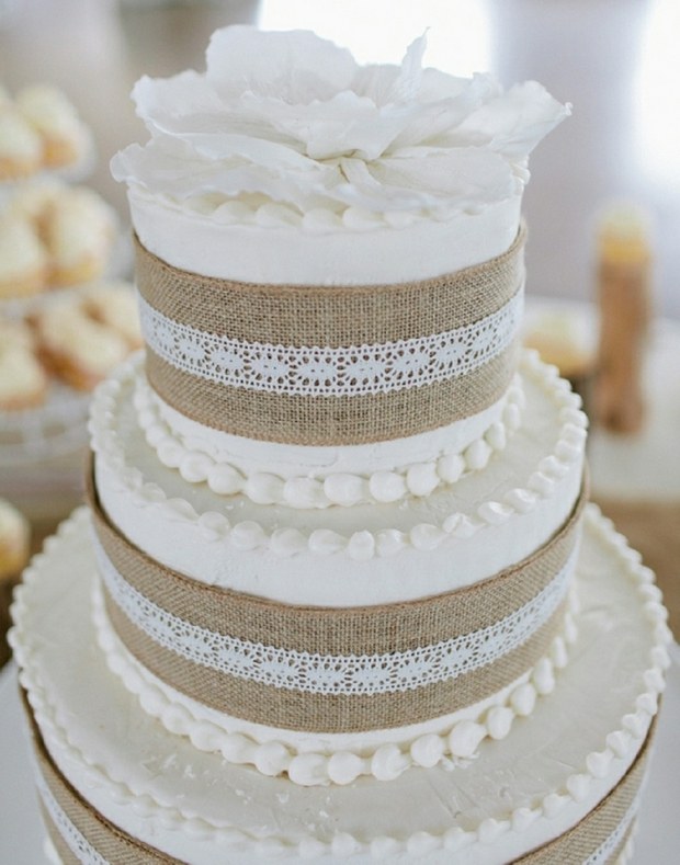 Bröllopstårta dekorerade pärlor socker vit beläggning