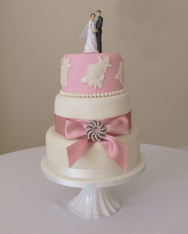 rosa bröllopstårta socker pärla bilaga brudpar spetskaka dekoration