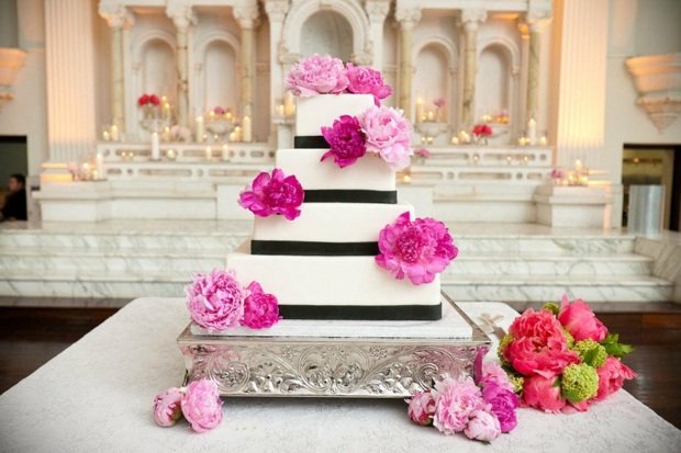 dekorera tårtband färska blommor rosa nejlikor
