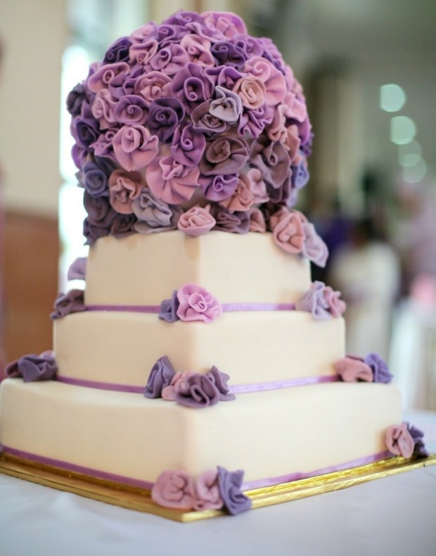 lila tårta socker blommor bröllopstårta
