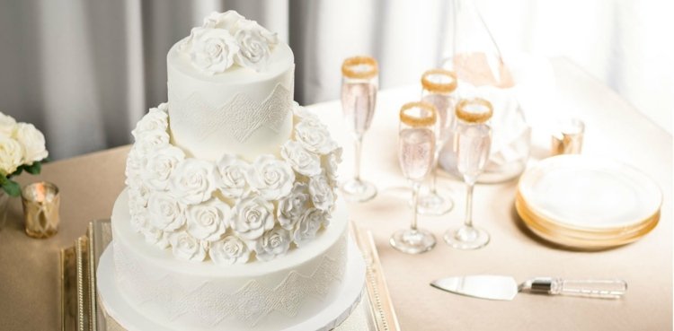 dekoration för bröllopstårta enkel-design-rosor-vit-romantisk