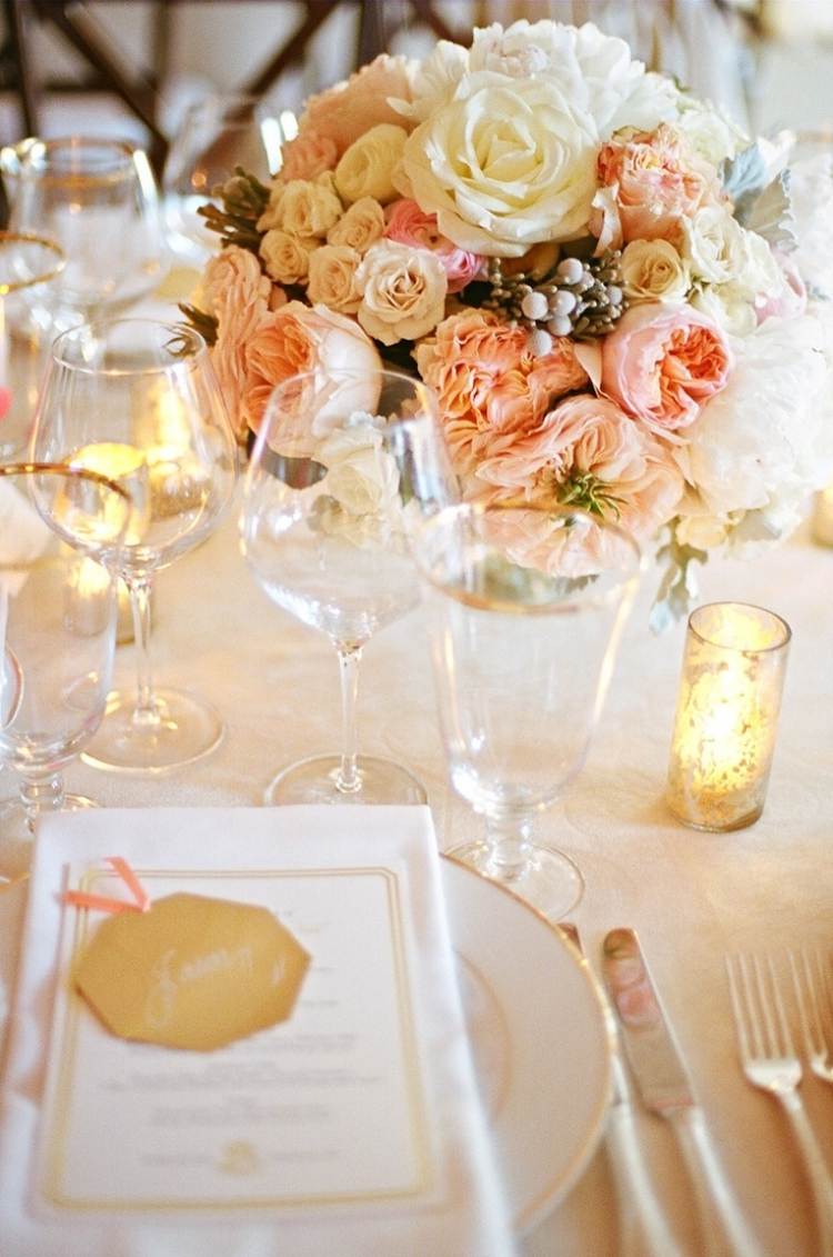 romantisk-bord-dekoration-gyllene-nyanser-ros-arrangemang