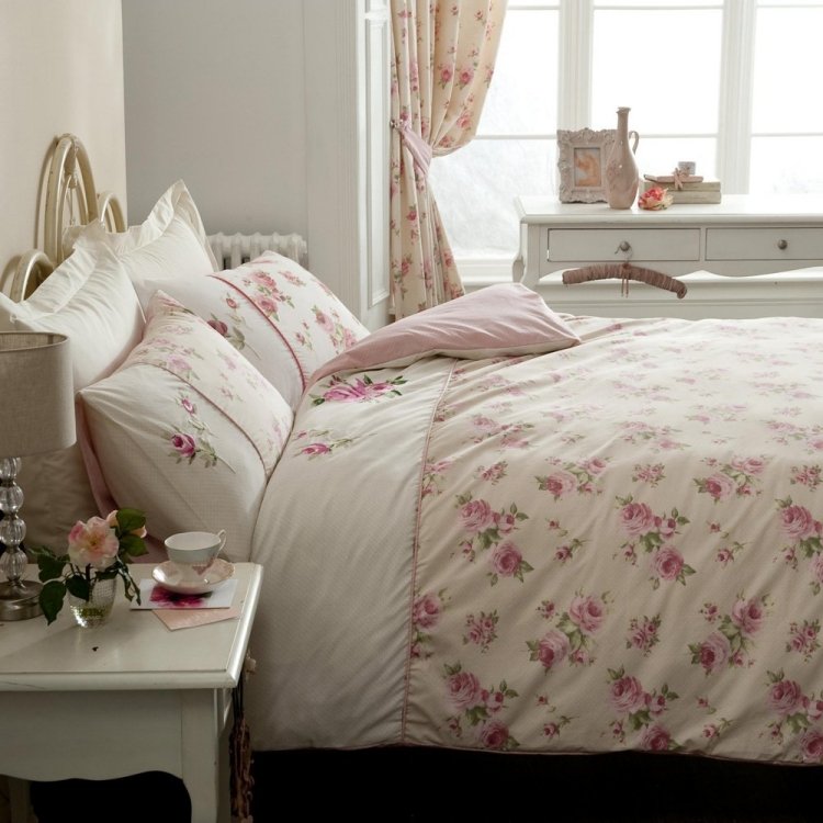 Romantisk dekoration idéer sovrum rosor överkast lantlig stil