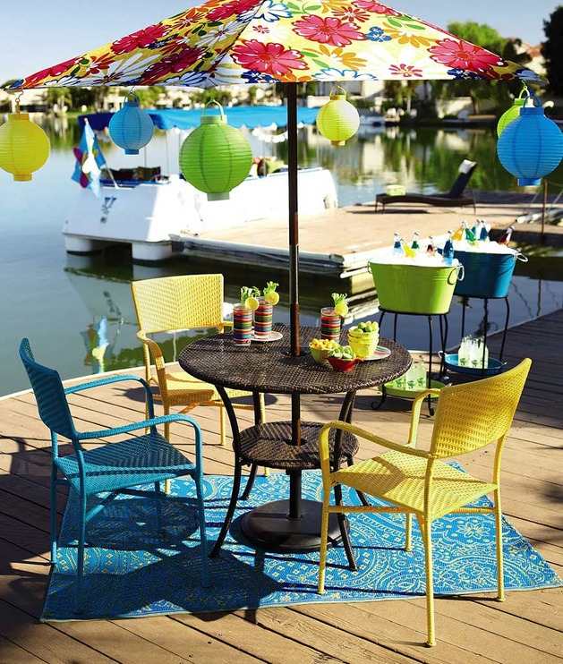 utemöbler bord integrerade parasoll blå gula stolar