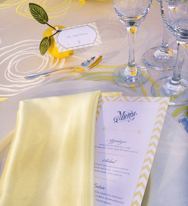 Bröllopsinbjudan bord dekoration citroner plats kort