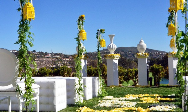 Bröllopsaltare vita gula blommor vita bänkar