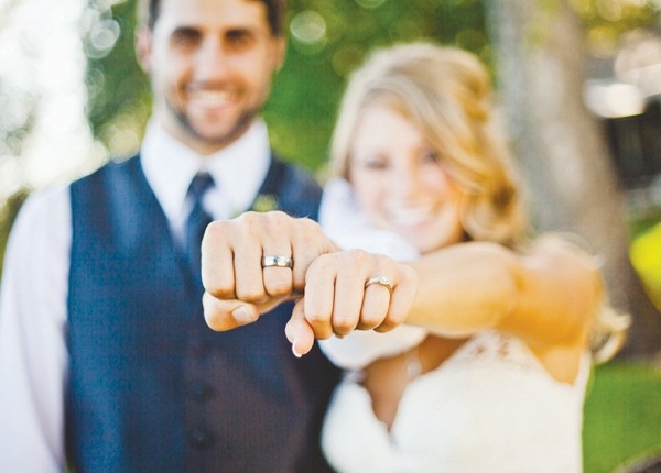 Bröllopsplan firar gula vita ringar