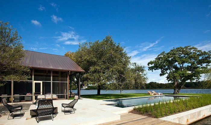 solig-veranda-utsikt-över-pool-sjö-nyligen renoverade-hus-cove-texas