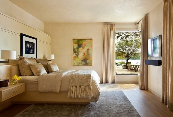 sovrum-loft-säng-golv-längd-fönster-gardiner-blank-guld-optik