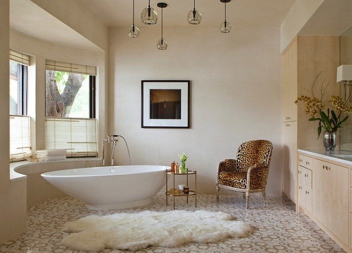 badrum-design-välvd-vägg-oval-bad-badkar-heltäckningsmatta-fåtölj-djur-mönster