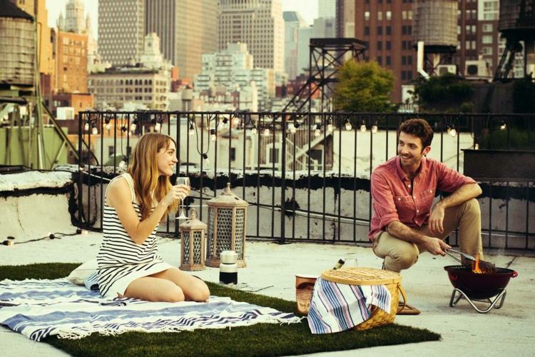 Organisera ett romantiskt-picknick-konstgjort-gräs-tak-tak