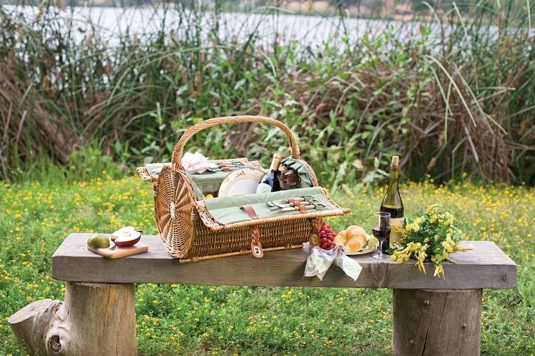 Romantisk-picknick-organisera-idéer-trä-trädgård-bänk-idéer