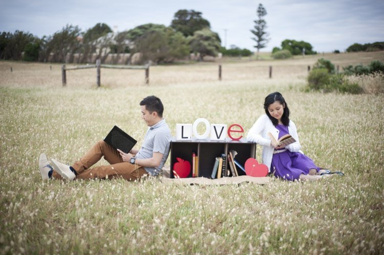 Ha en romantisk-picknick-läs-böcker-älskar-fira