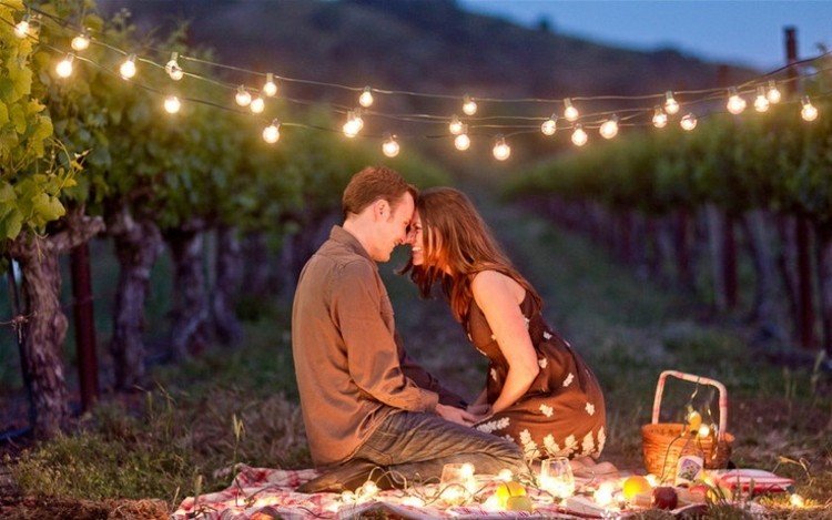 romantisk-picknick-på-natten-mitt i naturen