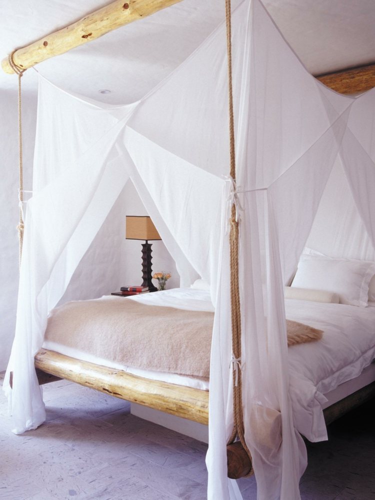romantisk-sovrum-trä-säng-himmelssäng-vita gardiner