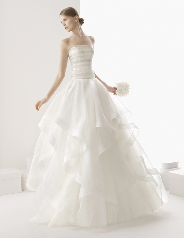 prinsessa-bröllopsklänning-bandeau-corsage-frodig kjol