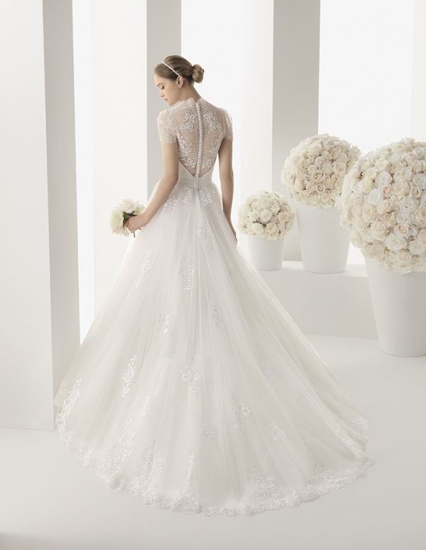 bröllopsklänning-prinsessa-tyll-spets-rygg-urringning-transparent
