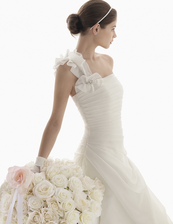 bröllopsklänning-en-axel-draperad-satin-bandeau