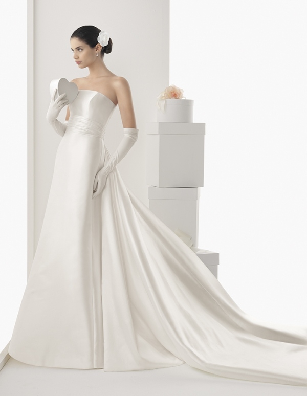 bröllopsklänning-figur-kram-bandeau-axel-fri-tåg-handskar-armbågslängd