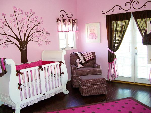 babyrum rosa bruna gardiner fönster väggdekoration träd