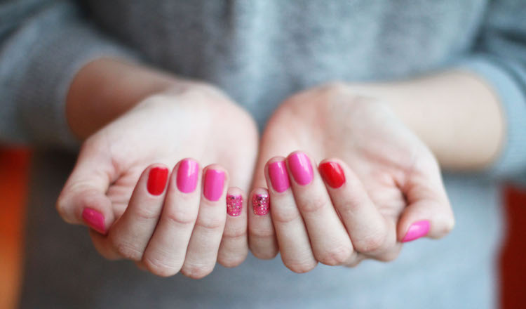 rosa-nagel-gör-det-själv-nagel-design-rosa-röd-glitter