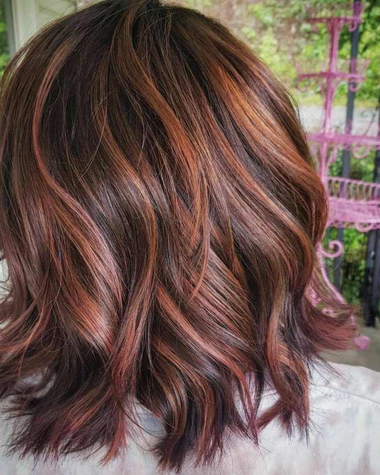 Rose Brown Hair Color Hair Trends Frisyr Idéer Brunetter Kort hår Bob frisyr med lockar