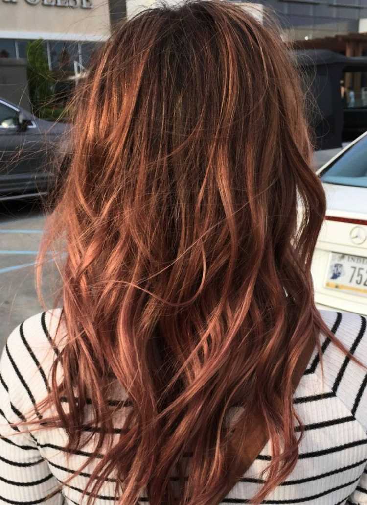 Rosebrun som trendfärg för brunetter frisyrer idéer kvinnor långt hår vit blus