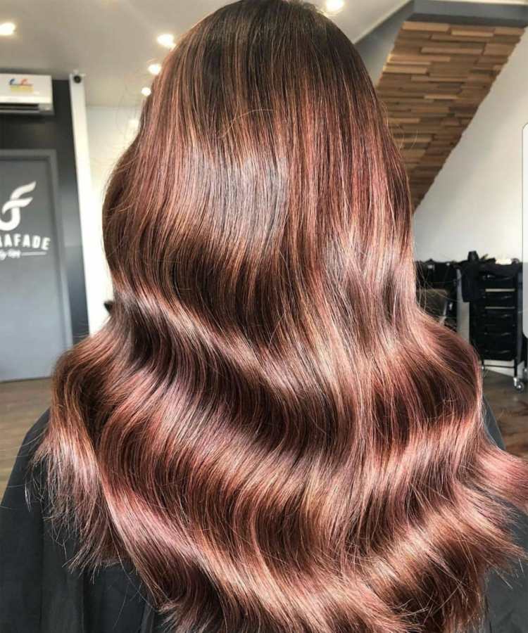 Rosebrun hårfärg balayage frisyr trender kvinnor långt hår lockar
