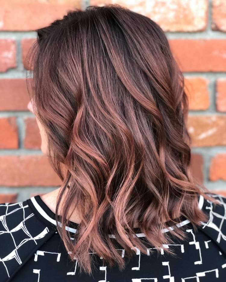 Rosa brunt hår gyllene ljus markerar hårfärgidéer för brunetter utan blekning
